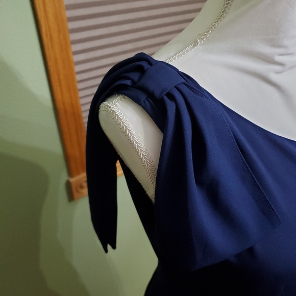 One shoulder dress. Large. - Picture 5 of 10